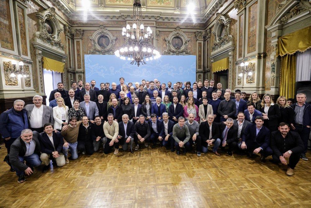 Kicillof invitó a intendentes de todas las fuerzas políticas para reclamar obras a Milei