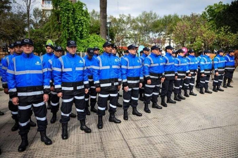 Sin armas letales, Escobar suma dos nuevas fuerzas locales para combatir el delito