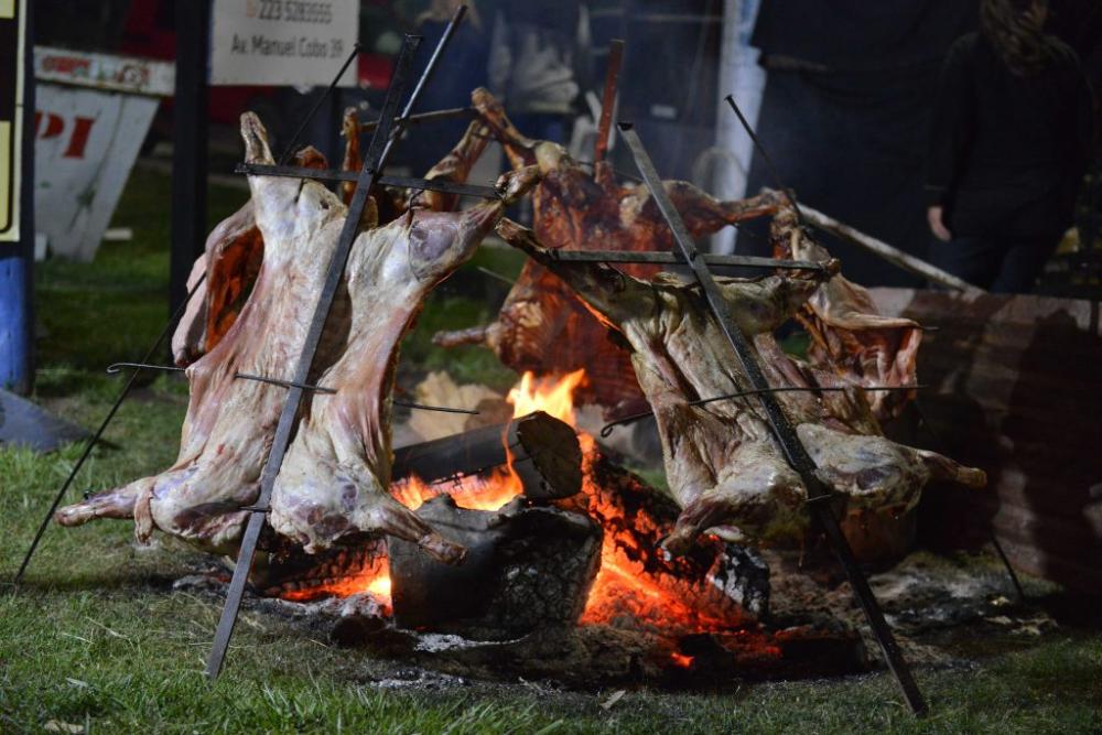 Continúa a pleno la Fiesta del Cordero Costero en la localidad de Mar de Cobo