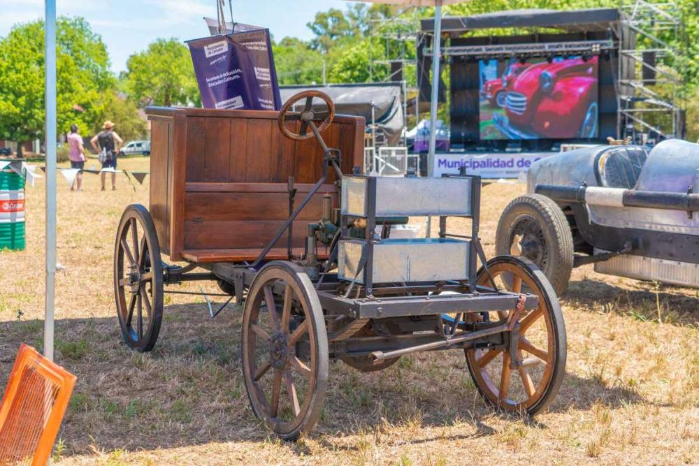 Ruido de motores y Jóvenes Pordioseros en la fiesta del Primer Automóvil de Campana