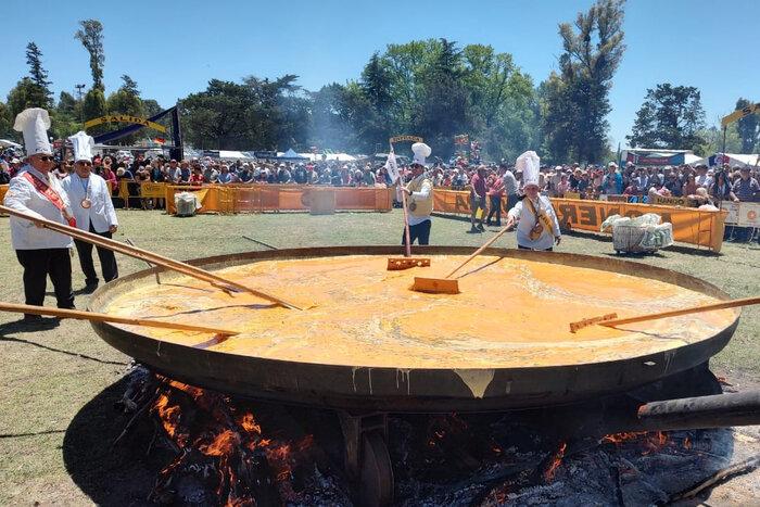 Otro finde bien fiestero: omelette gigante, queso, cerveza, fogones y mucho más