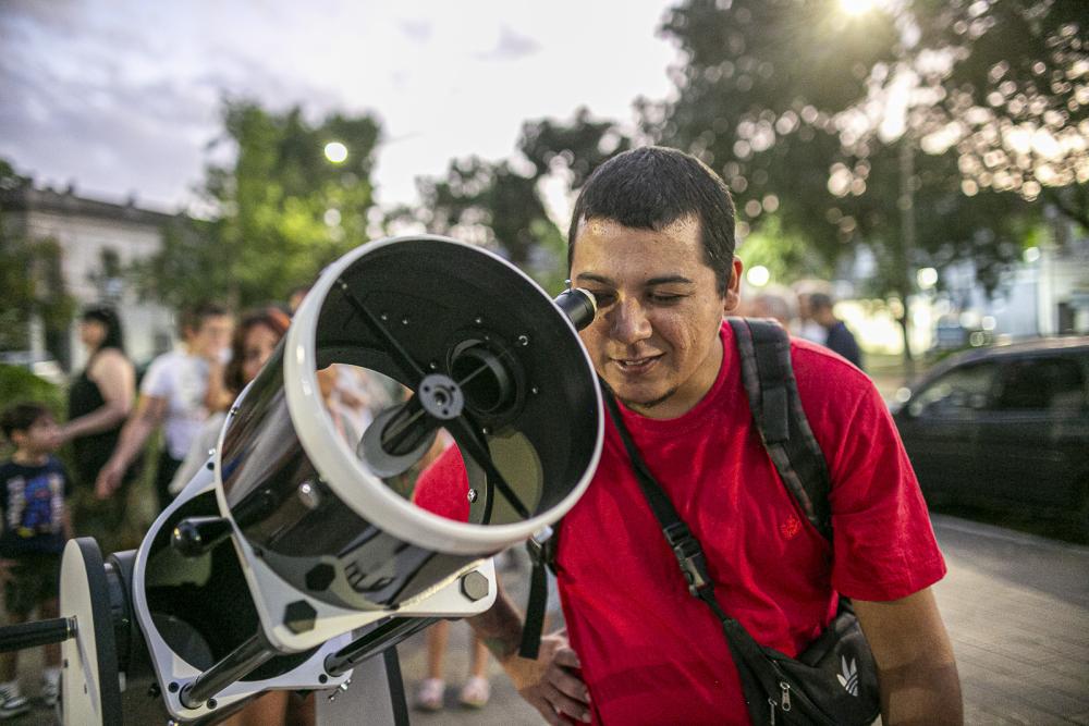 “Yo miro al cielo”: Brown impulsa un taller para aprender a armar un telescopio