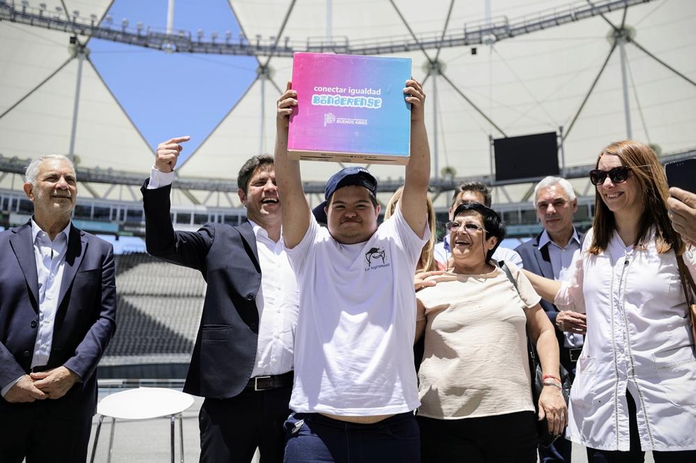 “No miramos con indiferencia”: Kicillof entregó 750 computadoras a estudiantes