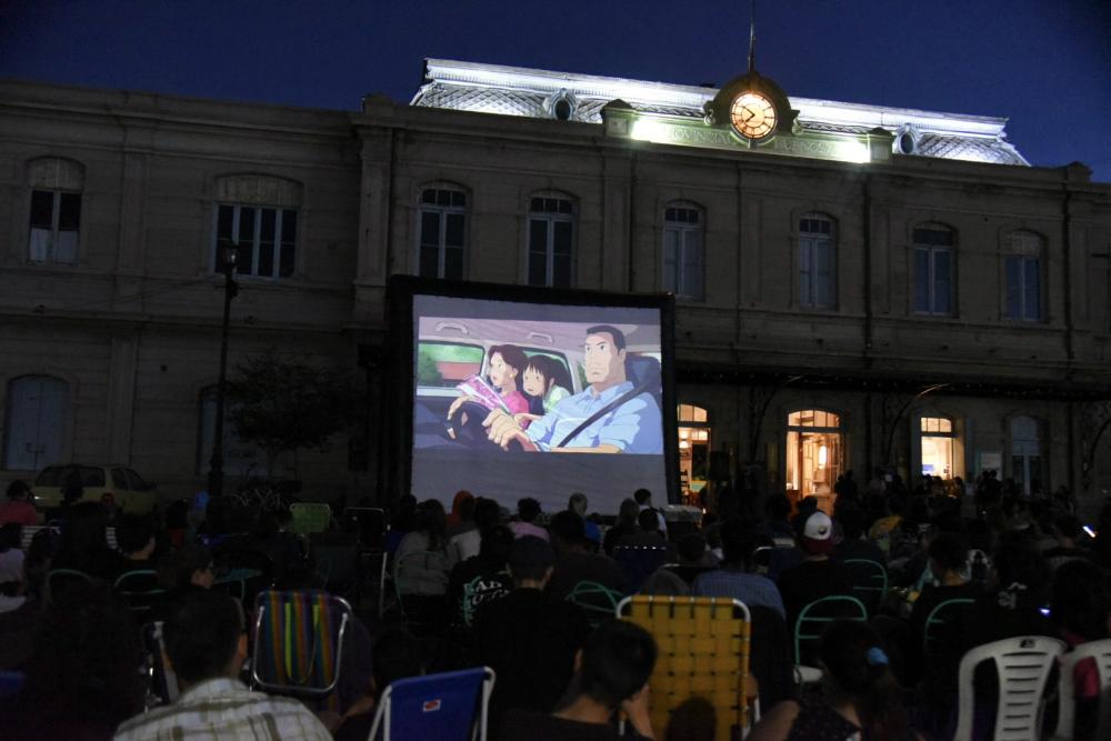 La vida de Gilda y el animé de Miyazaki copan las pantallas al aire libre platenses