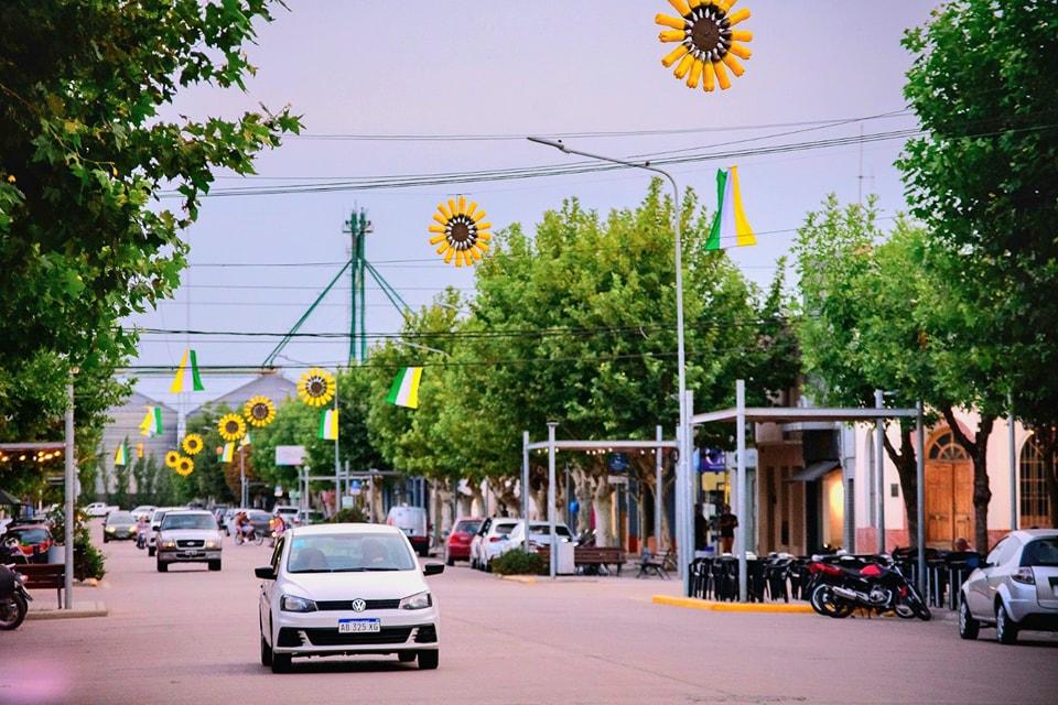 Frambuesas y girasoles: colores, sabores y culturas de fiesta en la Provincia