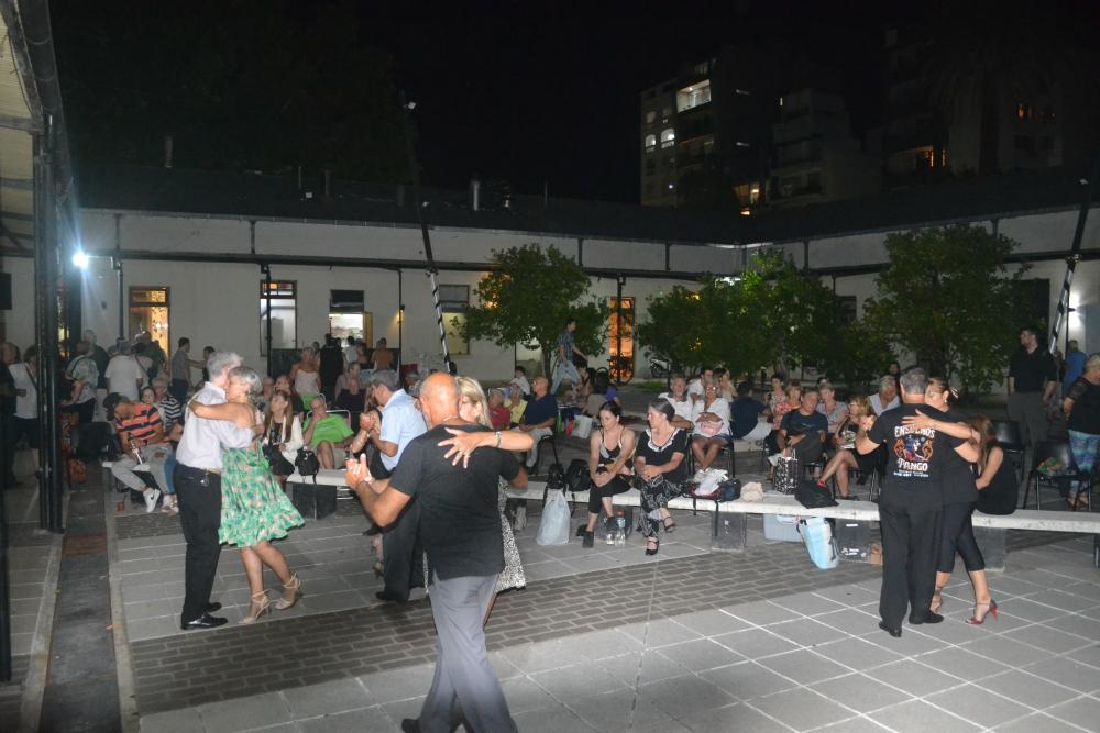 Tango, baile y clases gratuitas en otra noche de milonga en la capital bonaerense