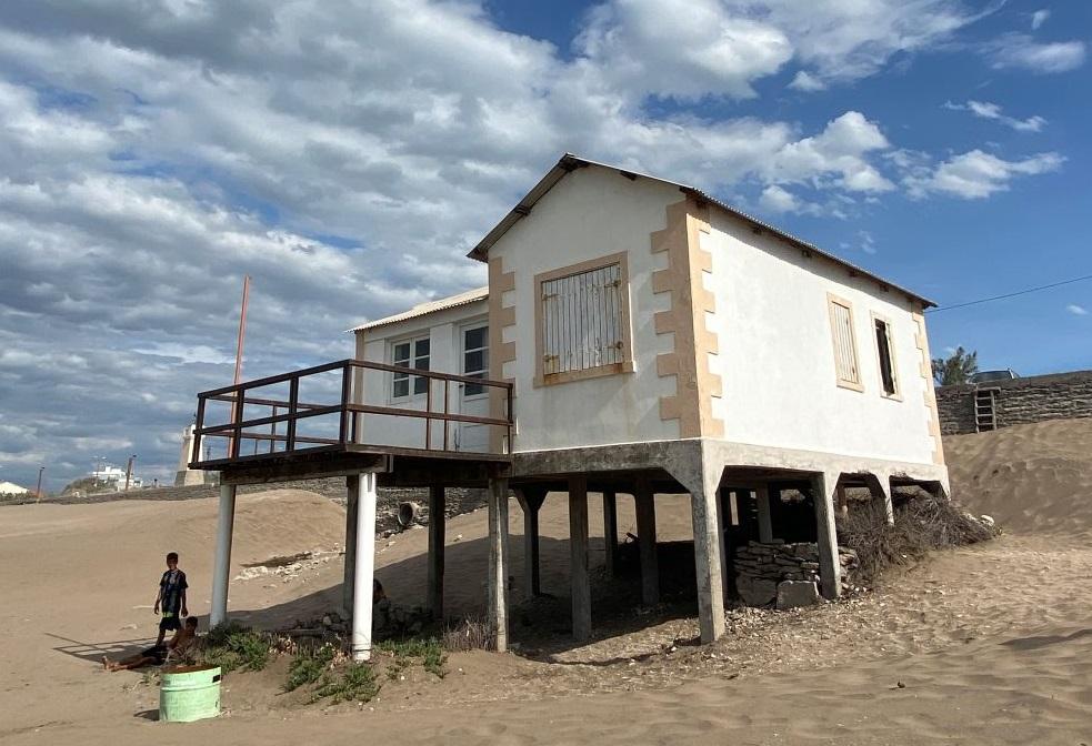 Historias del mar: la última casa que resistió sobre la arena de Claromecó