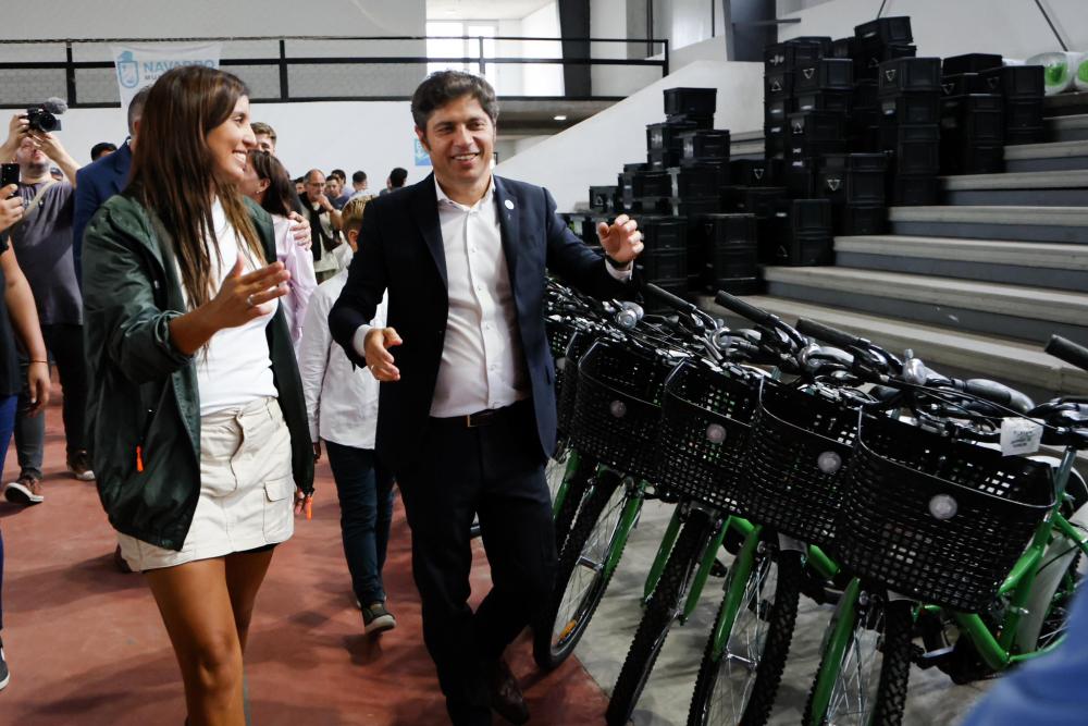 Kicillof, de recorrida: guiño y respaldo a la salud pública y críticas para Milei