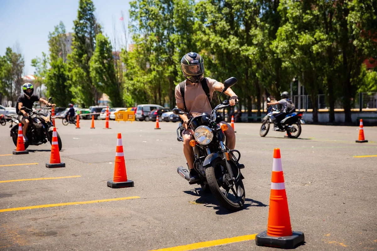 Intendente inaugura una escuela municipal de manejo de motos  